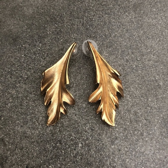 Oscar de la Renta Gold Leaf Earrings - Picture 2 of 5